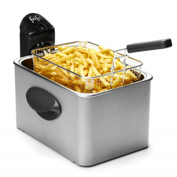 Friteuse met friet in een mandje. Zilverkleur, witte achtergrond. Zwarte handgreep.