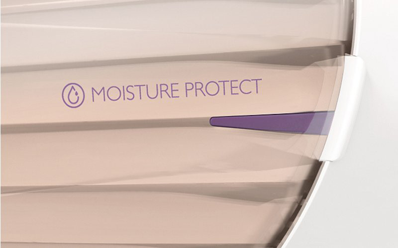 Nahaufnahme eines Haartrockners mit dem Text 'MOISTURE PROTECT' und einem lila Akzent.