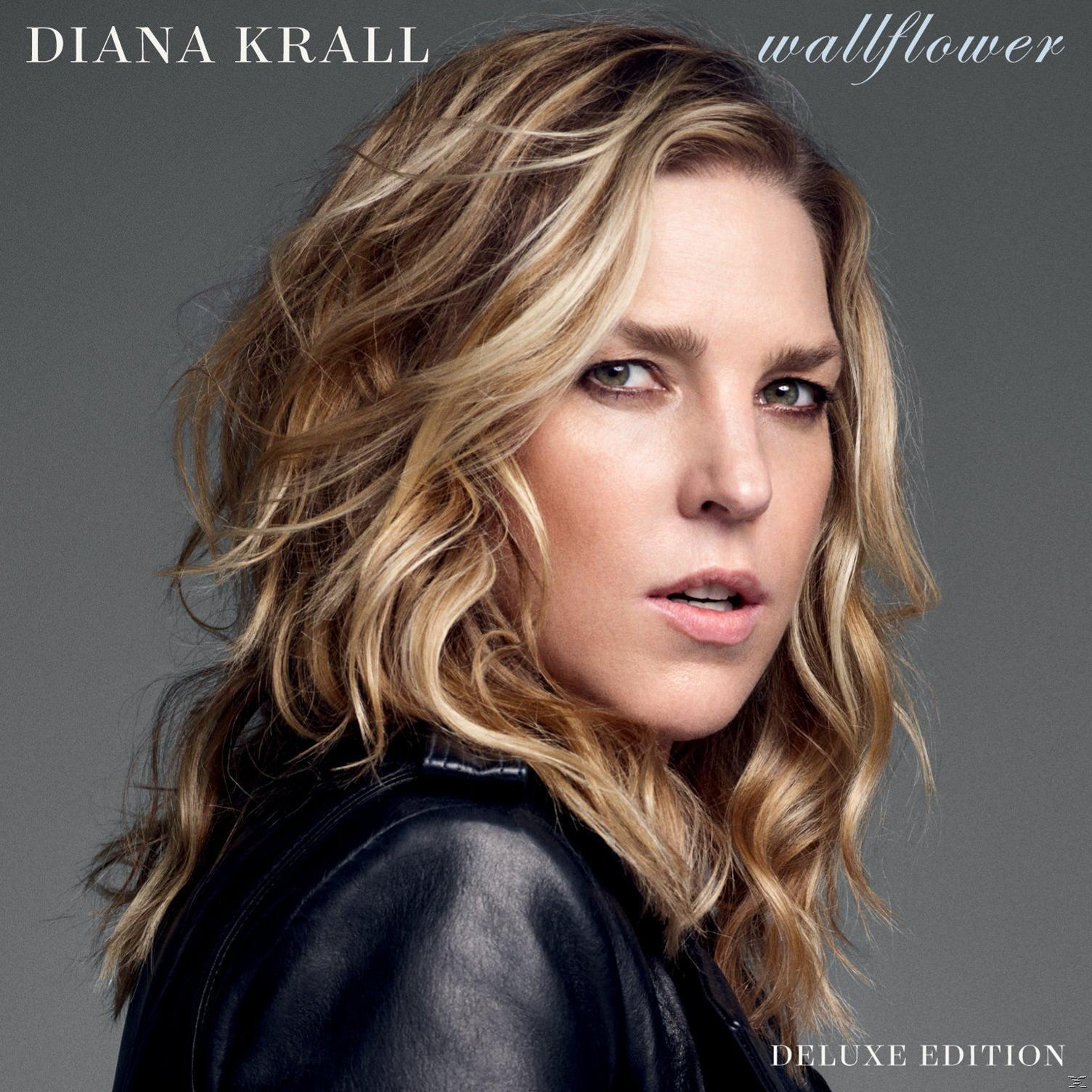 Pochette d'album avec Diana Krall. Elle porte une veste noire, a les cheveux blonds et un fond neutre.