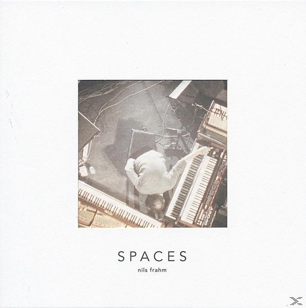 Albumcover, Mann sitzt am Keyboard, Klaviere, schwarzweiß, Draufsicht, Text: Spaces.