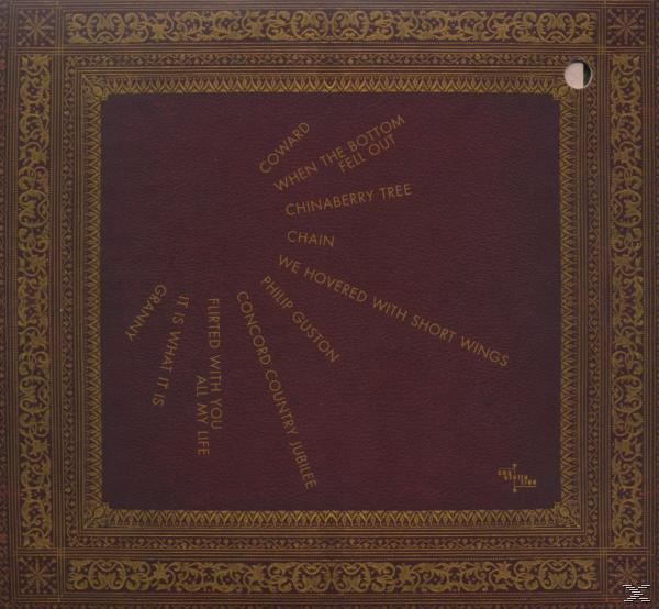Albumcover mit Titeln in einem goldgerahmten Rechteck. Der Hintergrund ist strukturiert braun.