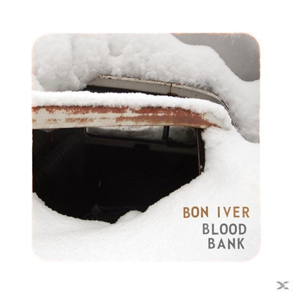 Schneebedecktes Autofenster. Text 'BON IVER BLOOD BANK' in Braun auf weißem Hintergrund.