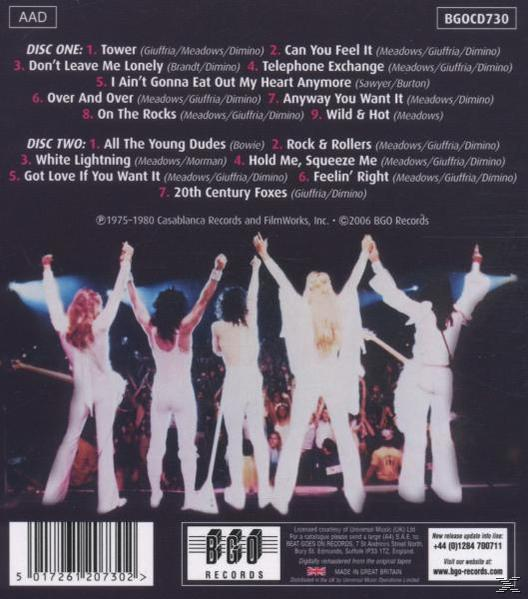 Rückseite eines CD-Covers mit Songtiteln und Bandbild in weißen Anzügen.
