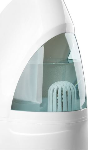 Un appareil blanc avec une fenêtre transparente montrant de l'eau et un filtre.