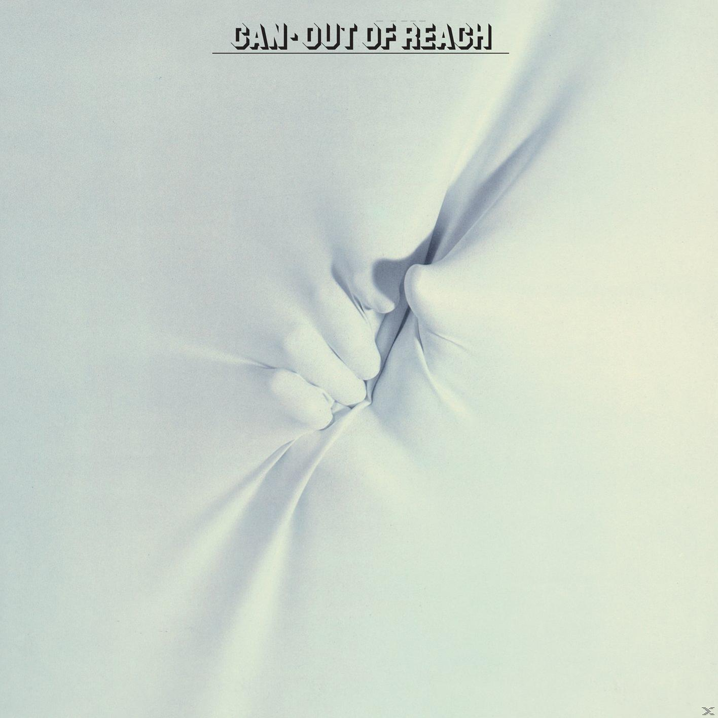 Image abstraite blanche d'une main pressant sur une surface blanche. Texte en haut.