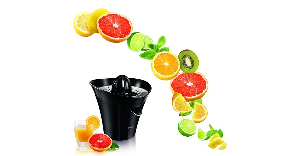 Presse-agrumes et fruits. Oranges, pamplemousses, citrons, kiwis et limes tranchés tombant.