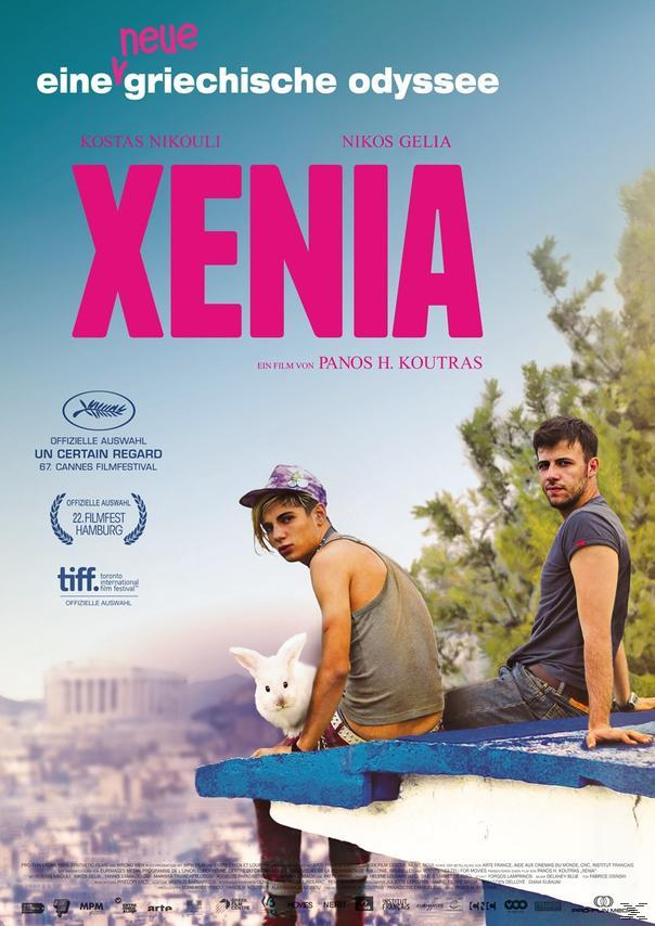 Filmplakat von zwei Männern auf einem Sims, einer mit einem Kaninchen. Titel: Xenia. Text auf Griechisch. Blauer Himmel und Bäume.