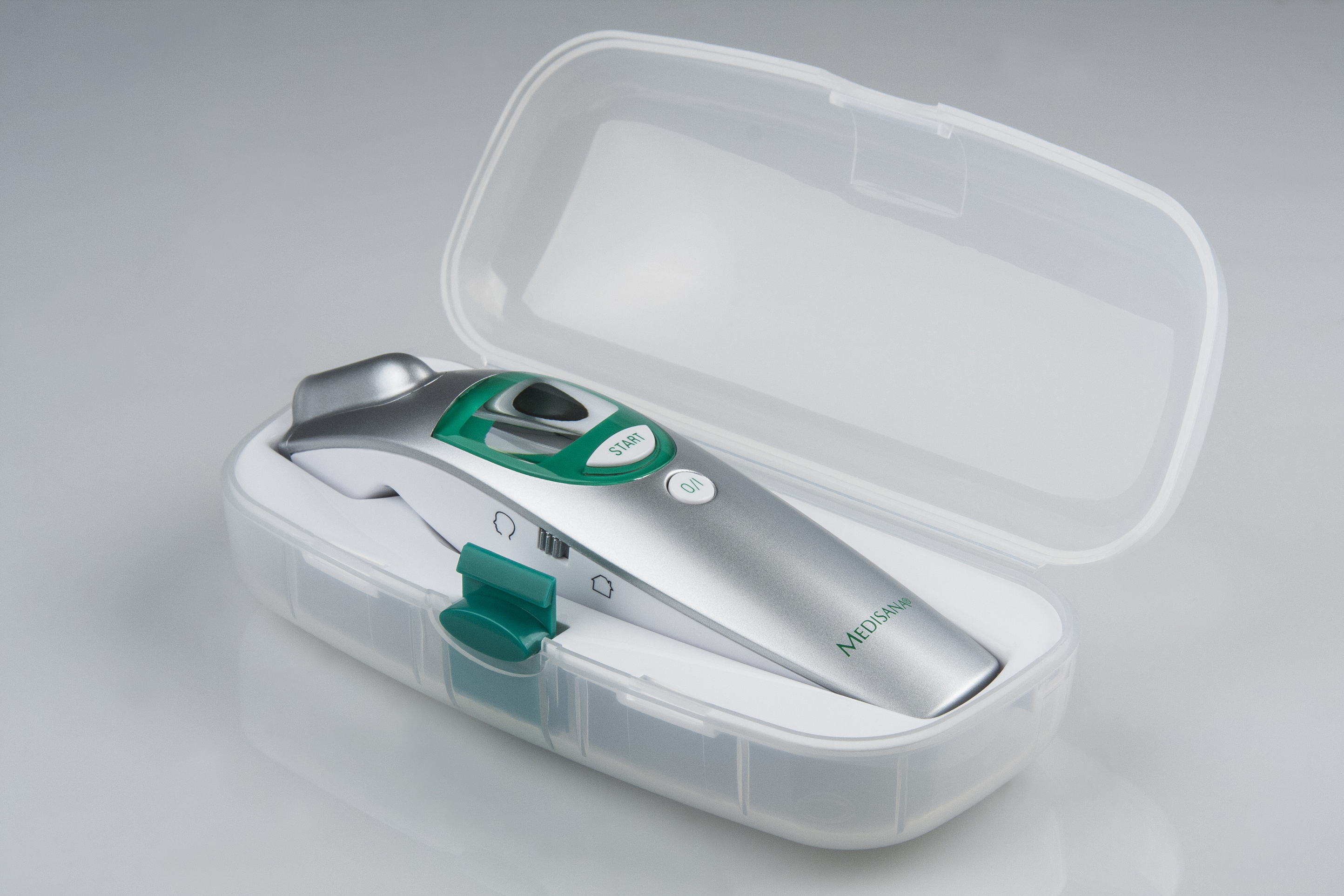 Ein offenes Etui mit einem silbernen und grünen medizinischen Thermometer.