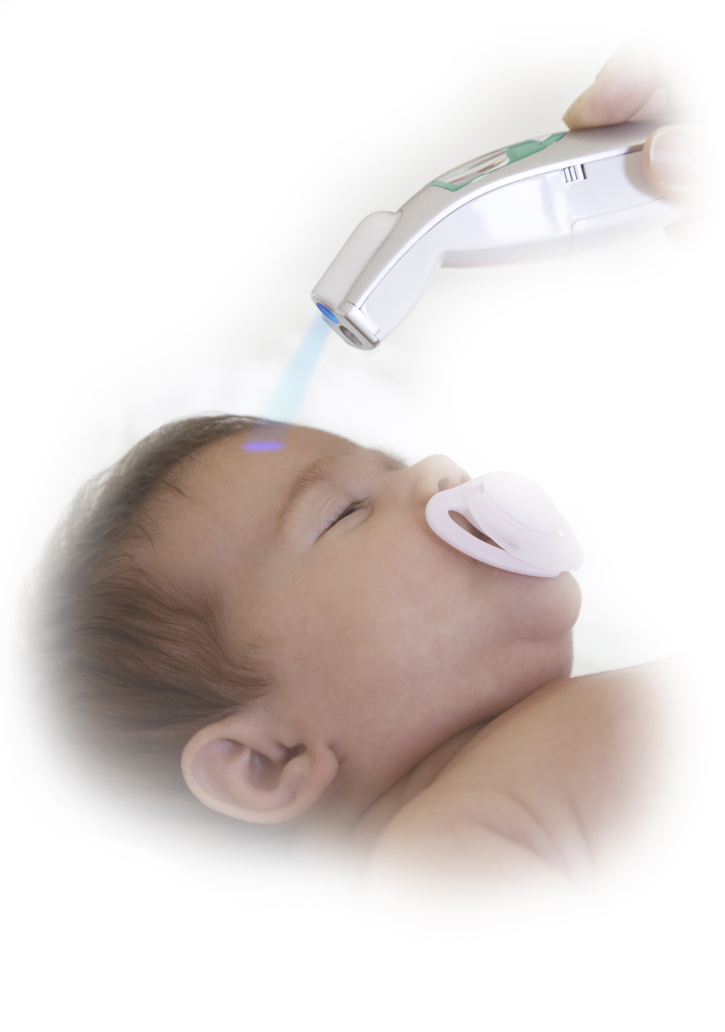 Ein Baby mit Schnuller erhält eine Lichttherapie von einem Gerät.
