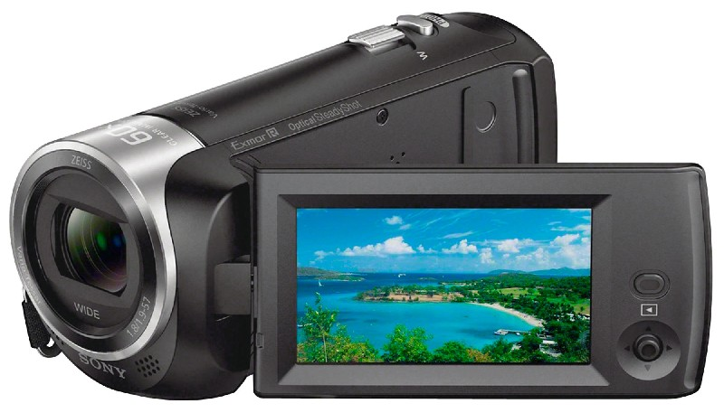 Een zwarte Sony camcorder met uitzicht op een tropisch strand op het scherm. De lens is groot en zilver.