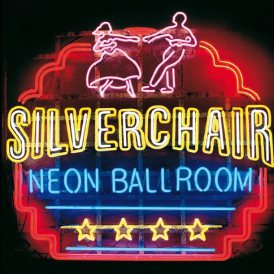 Neon felirat: 'Silverchair Neon Ballroom' táncoló figurákkal és csillagokkal.