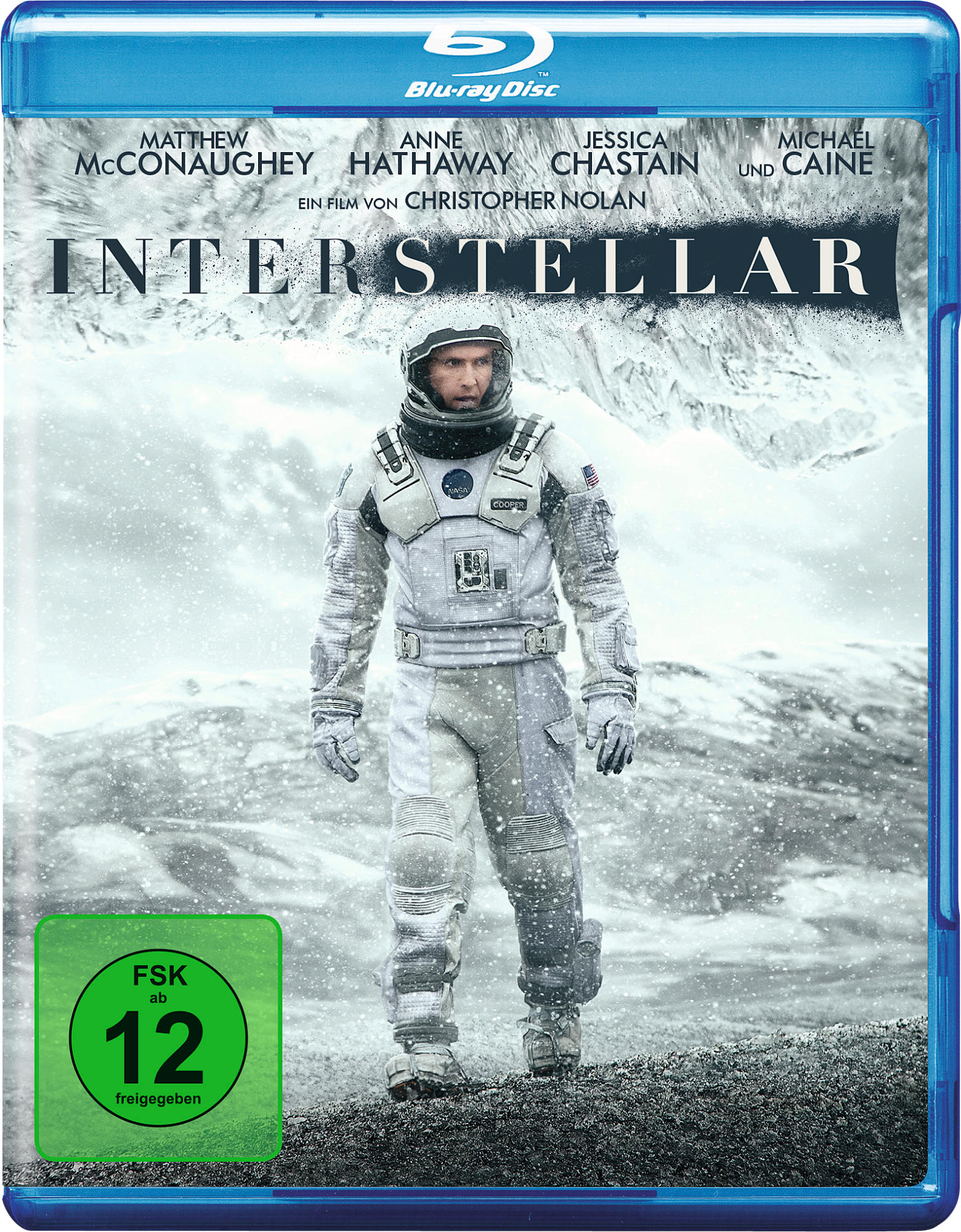 Filmplakat von Interstellar. Ein Raumfahrer in einer schneebedeckten Landschaft. Blu-ray Disc Logo.