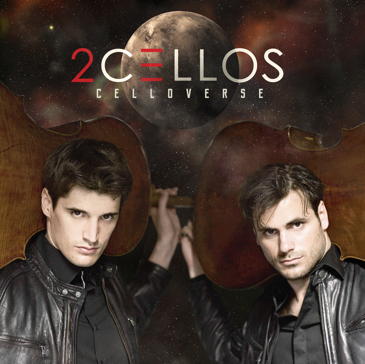 Album borító két férfival és csellóval. '2Cellos Celloverse' szöveg a világűr hátterén.