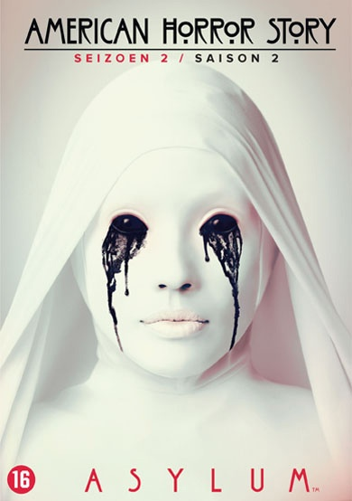 DVD-hoes met een vrouw in het wit, zwarte tranen en de titel "American Horror Story".