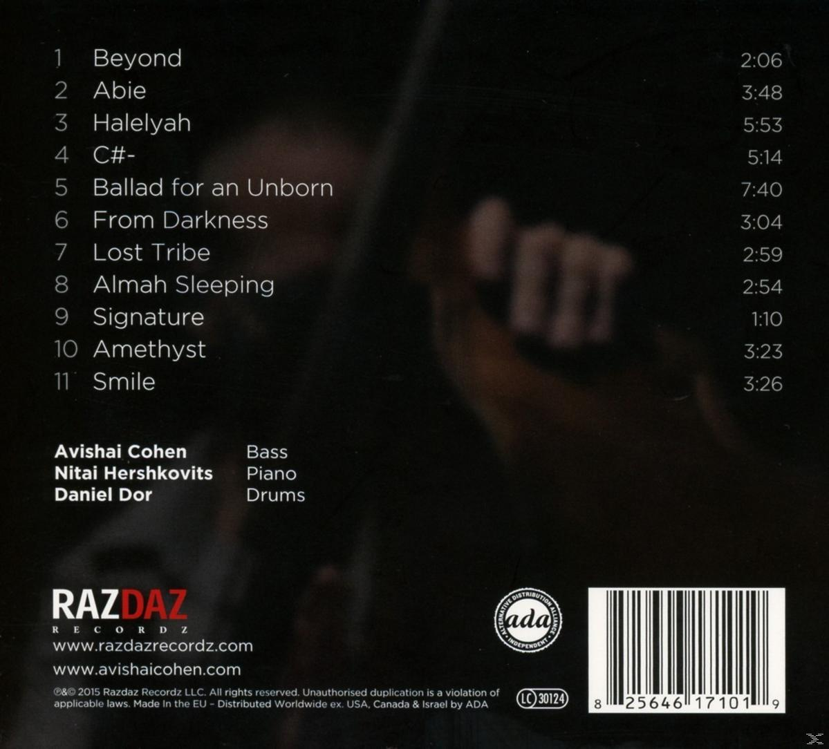 CD számlistával és egy kézzel. Sötét háttér.