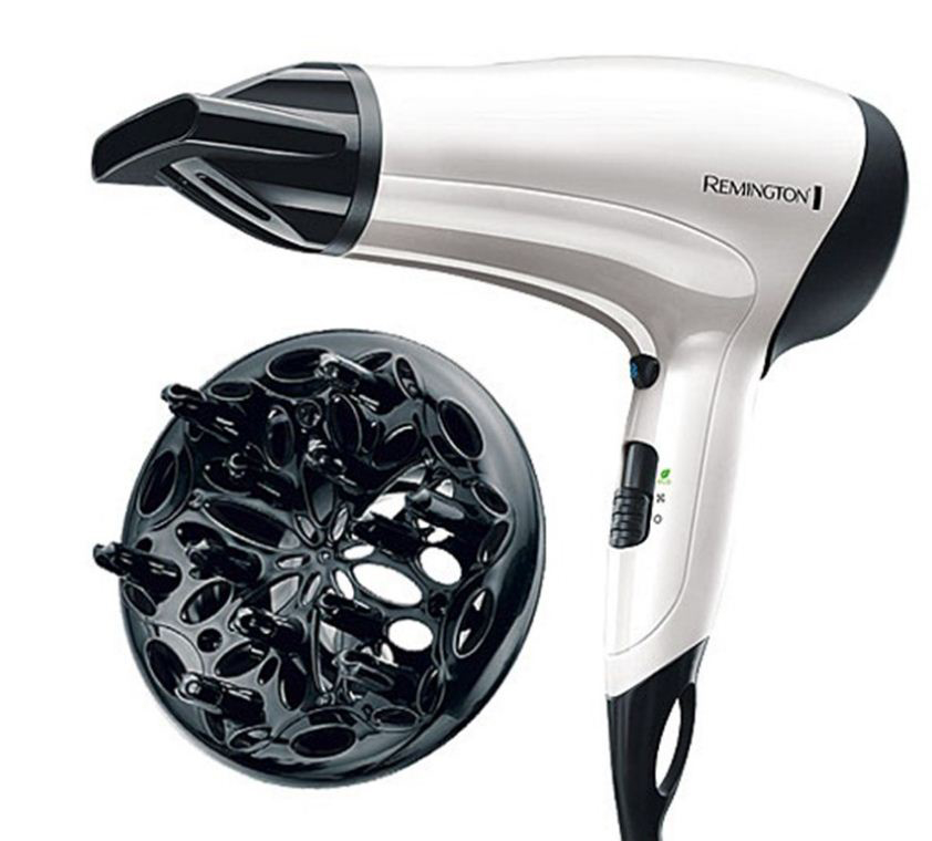 Un sèche-cheveux Remington blanc et noir avec diffuseur. Le sèche-cheveux a une buse et une poignée noires. Le diffuseur est noir.