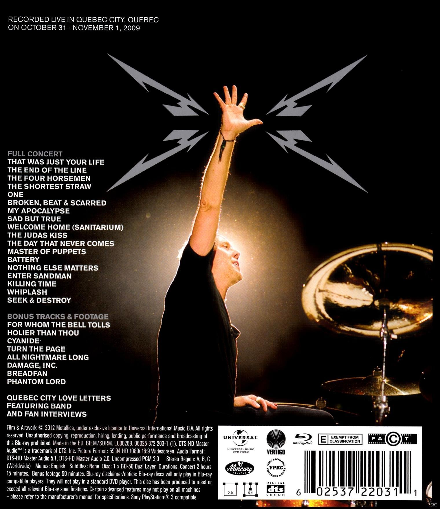 Ein Metallica-Konzert-Blu-ray-Cover. Der Name der Band steht oben, und die Rückseite hat die Titelliste.