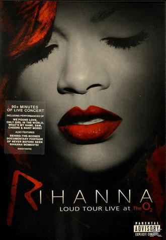 DVD borító: Rihanna piros ajkakkal. Vastag betűs szöveg: 'Rihanna Loud Tour Live at The O2', fekete háttér.