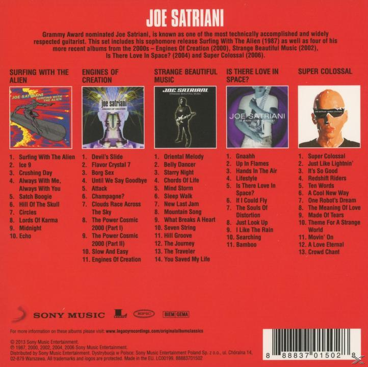 Albumcover mit mehreren Albumcovern, Text und Künstlerbild.
