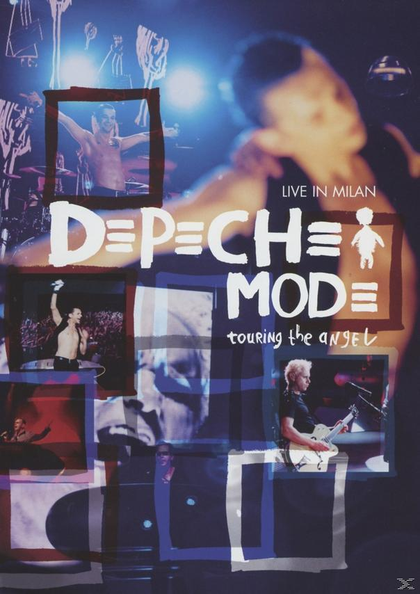 DVD-Cover von 'Depeche Mode' live in Mailand. Bandmitglieder treten auf der Bühne auf, mit Text und Bühnenbild.