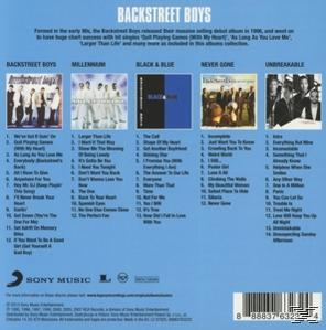 Backstreet Boys Albumcover. Verschiedene Albumcover mit Titellisten werden gezeigt.