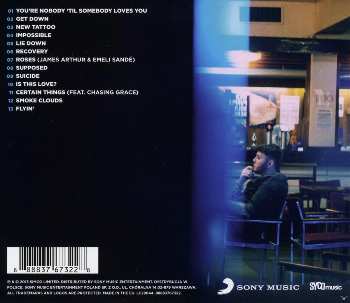 Rückseite des Albums mit Songtiteln und einem Mann, der sitzt und hinausblickt, in blauem Ambiente.