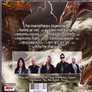 Albumcover mit Bandfoto unter einer theatralischen Szene eines Turms und eines Drachen, Wasser unten.