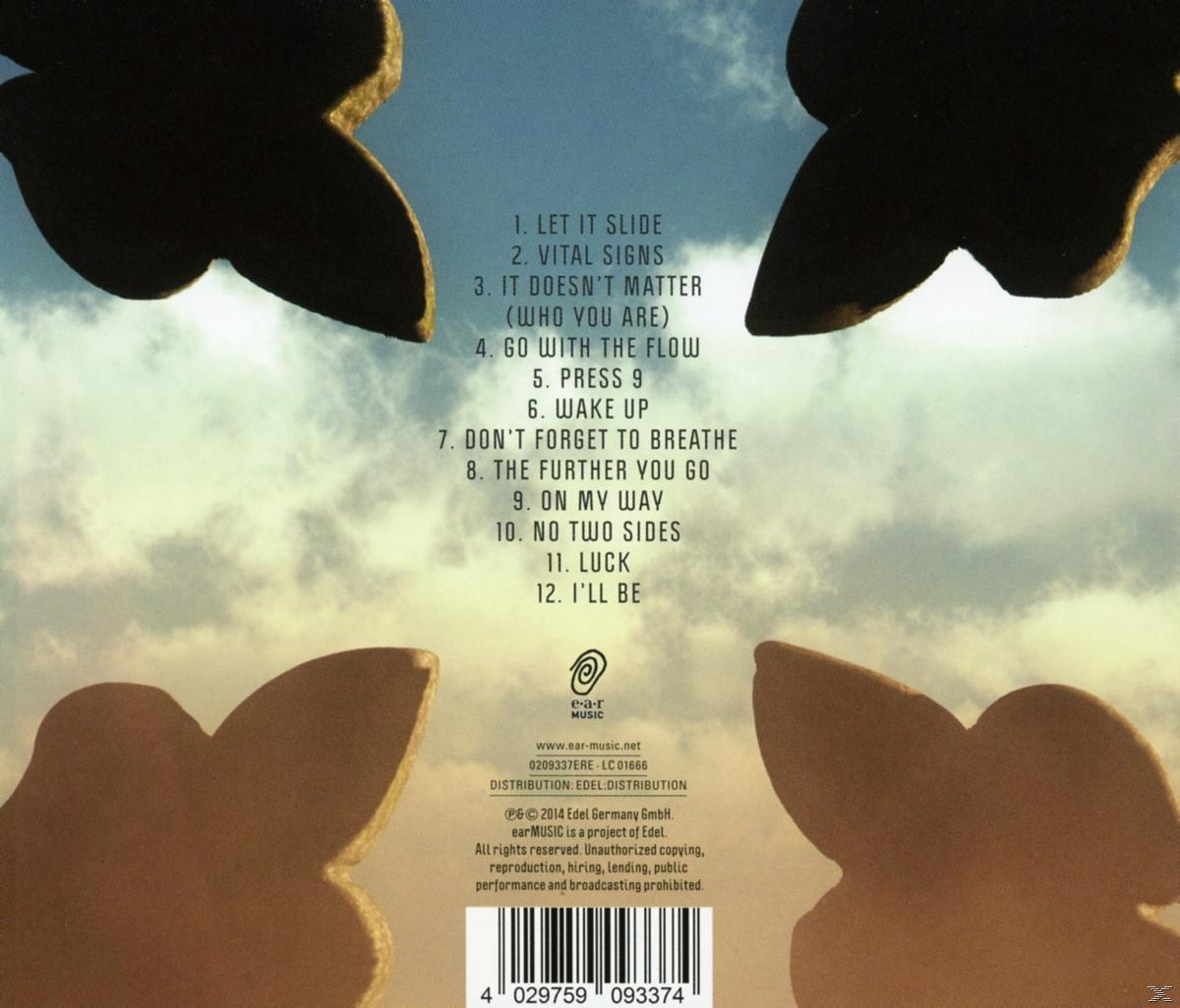 Album-Rückseite mit Songtiteln. Silhouette Formen. Blauer Himmel Hintergrund. Weißer Text.