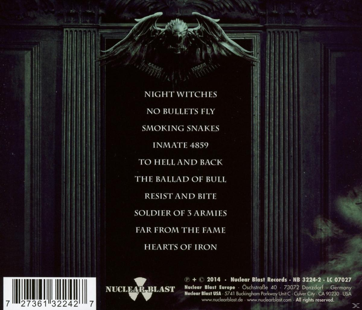 Rückseite einer CD mit Songtiteln, Bandlogo und dunklem, detailliertem Hintergrund.