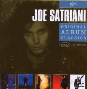 Albumcover mit einem Männergesicht. Text lautet 'Joe Satriani' und 'Original Album Classics'.
