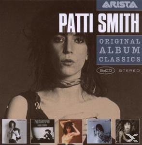 CD-Cover von Patti Smiths 'Original Album Classics'. Das Cover hat mehrere kleinere Albumcover darunter.