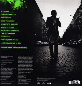 Die Rückseite einer CD. Ein Mann geht eine Straße entlang. Songtitel stehen links.
