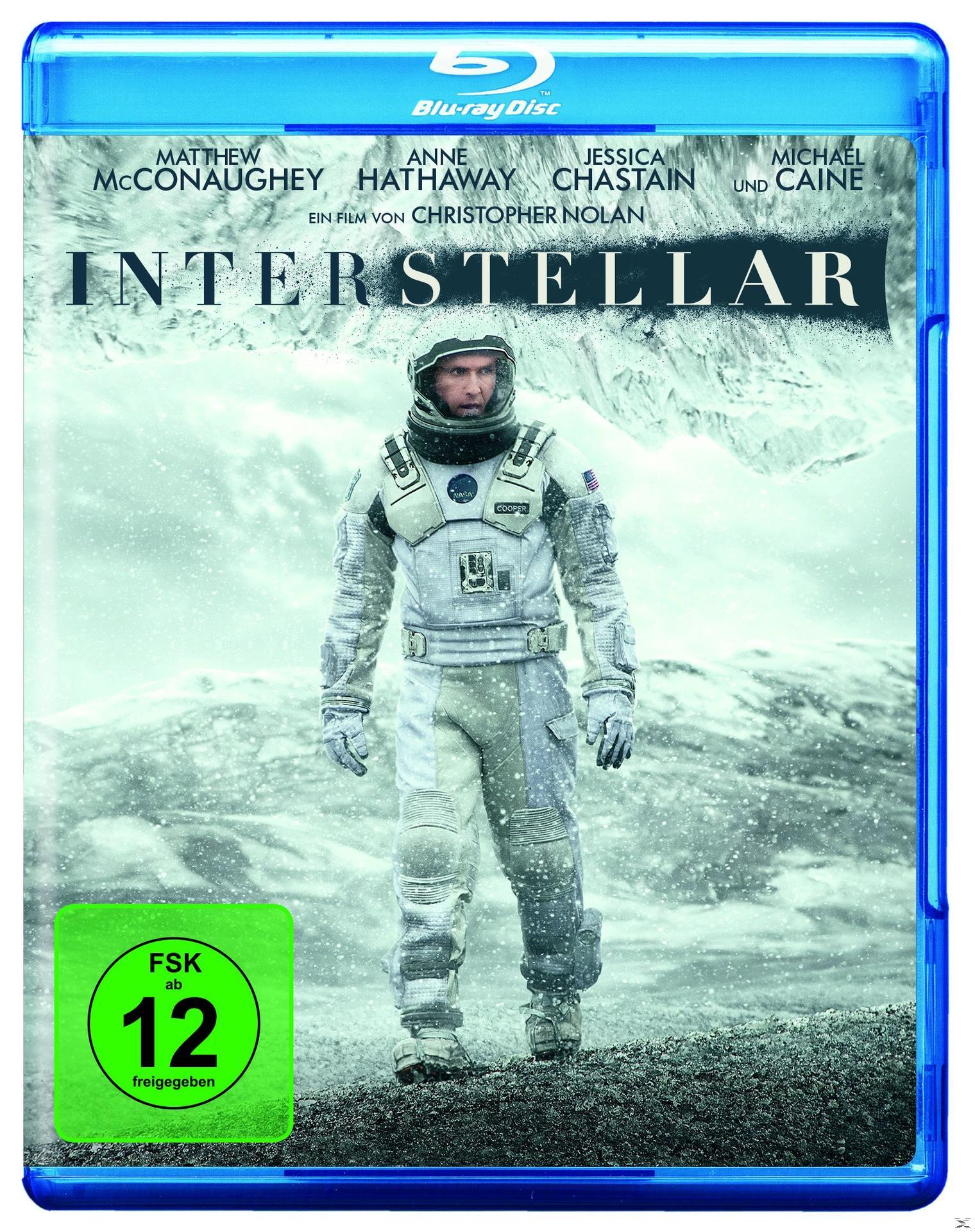 Filmcover von Interstellar. Ein Mann in einem Raumanzug steht auf einem verschneiten Planeten. Blu-ray Disc Logo oben.