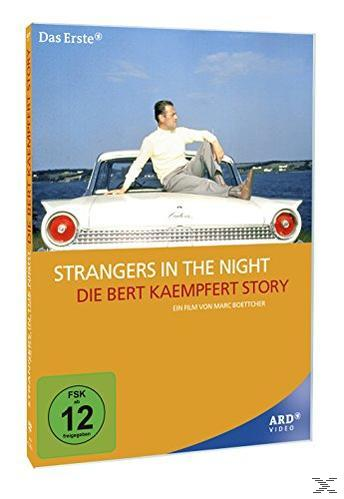 DVD-Cover: Mann auf Auto, Titel 'Strangers in the Night'. Oranger Hintergrund.