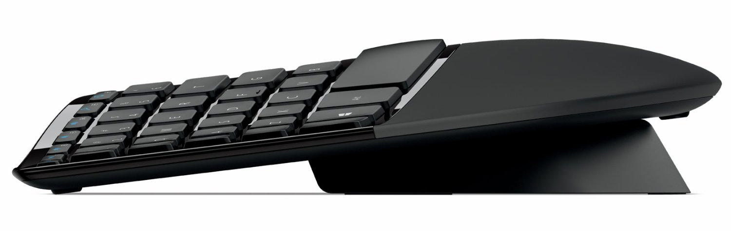 Siyah Microsoft klavye, açılı tasarım. Tuşları ve eğriliği gösteren yan görünüm.