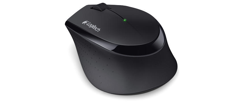 Yeşil ışıklı ve Logitech logolu siyah bir Logitech bilgisayar faresi.