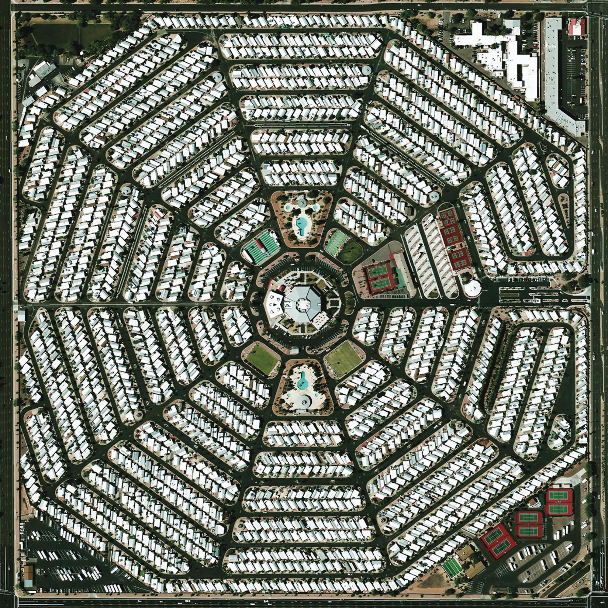 Luftaufnahme einer Gemeinde mit symmetrischen Gebäuden und Grünflächen in Arizona.