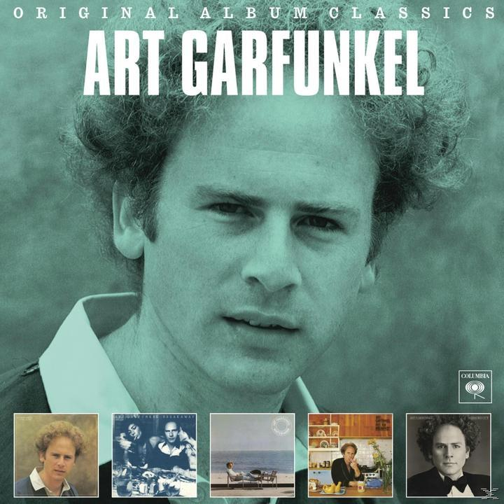 Art Garfunkel Albumcover. Porträt eines Mannes, der nach vorne schaut, mit Albumcovern um ihn herum.