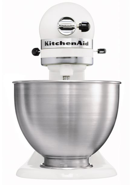 Witte KitchenAid keukenmixer. Zilveren mengkom. Witte achtergrond.