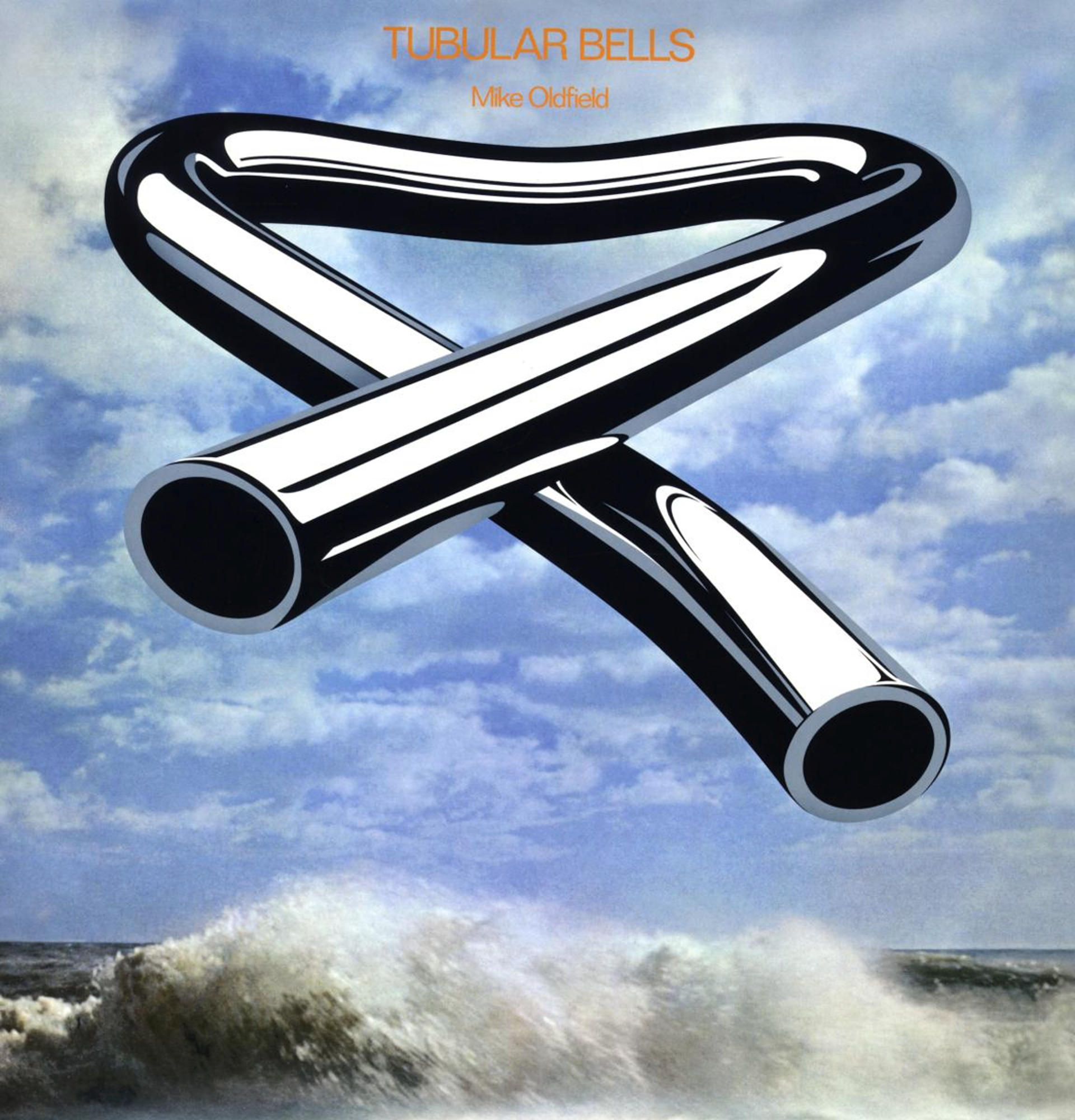 A Tubular Bells albumborítója. Ezüst csőszerkezet a vízen, felhőkkel.