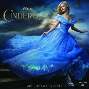 Cinderella in einem blauen Kleid auf einer Bühne. Text unten: Musik von Patrick Doyle.