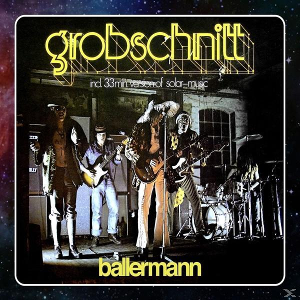 Band auf der Bühne, vier Männer spielen Instrumente. Ballermann steht unten.