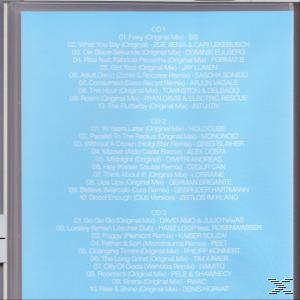 CD mit einer Liste von Songs auf hellblauem Hintergrund.