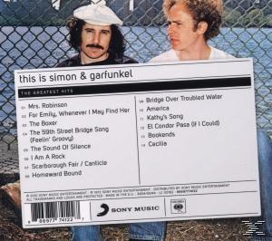 Simon & Garfunkel Albumcover. Zwei Männer halten das Album. Das Album listet Titel wie Mrs. Robinson und Bridge Over Troubled Water.