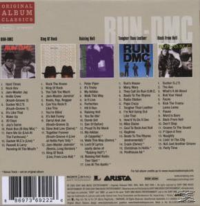 Rückseite eines RUN-DMC-Albums mit Titellisten und Albumcovern. Enthält das Logo und Albumdetails.