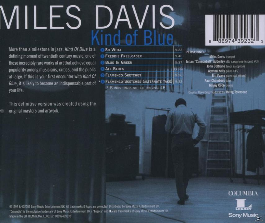Albumcover von Miles Davis' "Kind of Blue". Zeigt einen Mann beim Gehen mit Songtiteln.