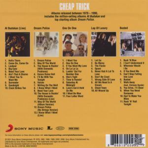 Albumcover mit Titeln und Albumcover von Cheap Trick. Gelber Hintergrund mit Albumcover.