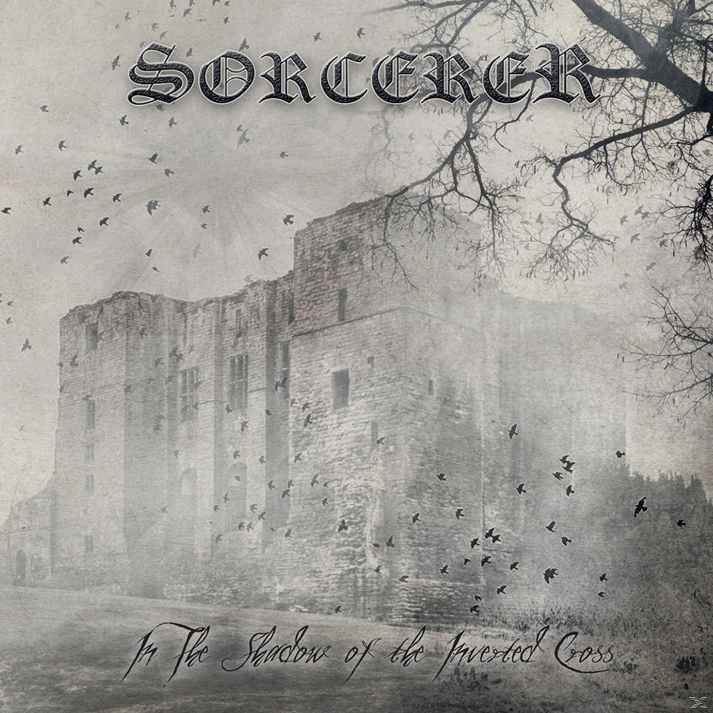 Albumcover: Sorcerer, eine Burg in einer nebligen Landschaft mit fliegenden Vögeln. Dunkles, gotisches Thema.