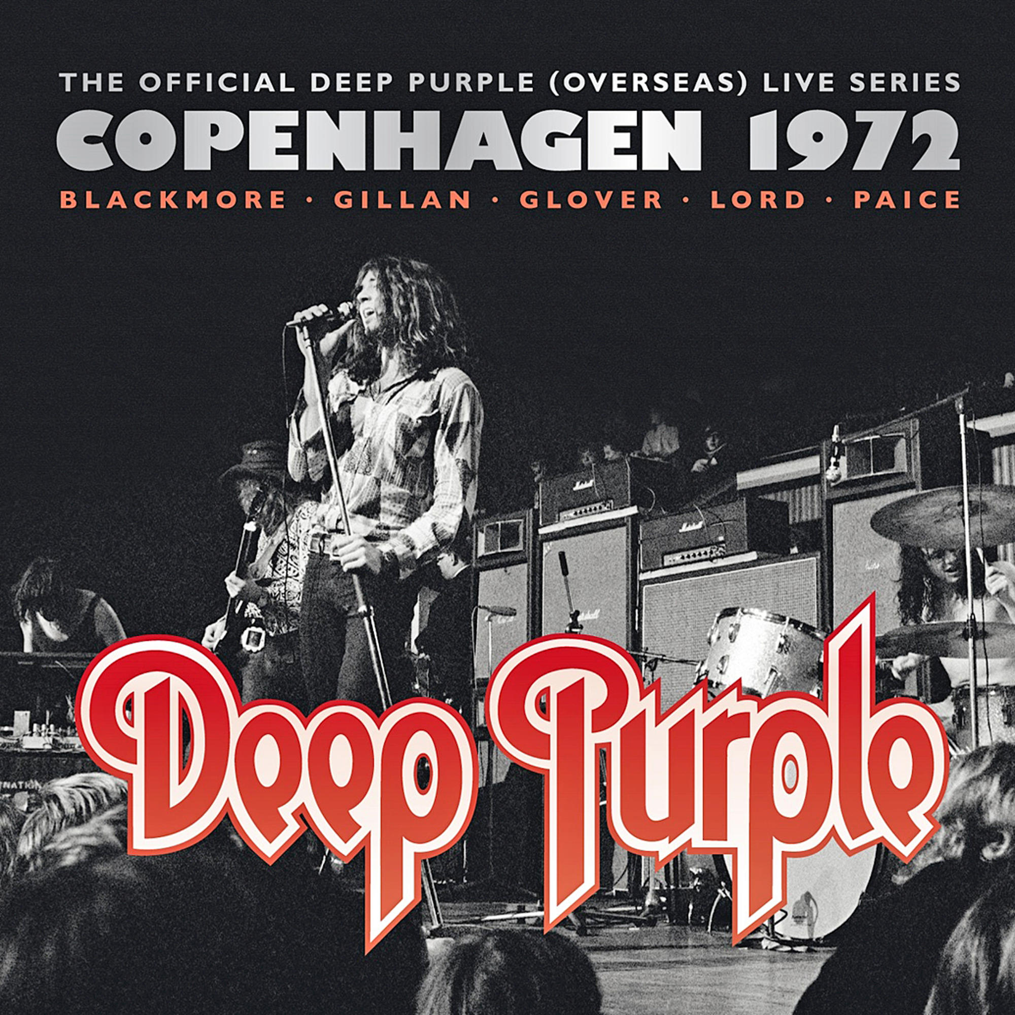 Albumcover von Deep Purple live in Kopenhagen 1972. Band auf der Bühne, rotes Logo und Publikum im Vordergrund.