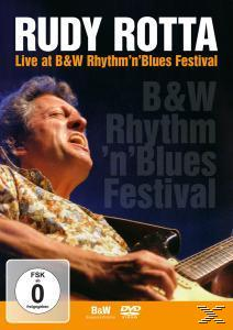 DVD-Cover. Mann mit Gitarre, singend. Schwarz-Weiß-Bild. Blauer Hintergrund.